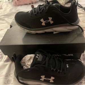 Underarmer tennis shoe